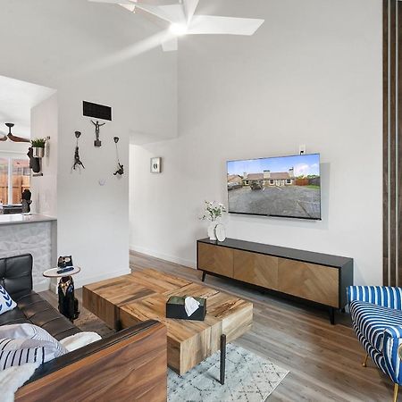 Contemporary Couples Getaway Near Austin Favorites - Loft 21 Apartment Bagian luar foto