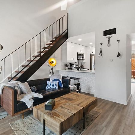 Contemporary Couples Getaway Near Austin Favorites - Loft 21 Apartment Bagian luar foto