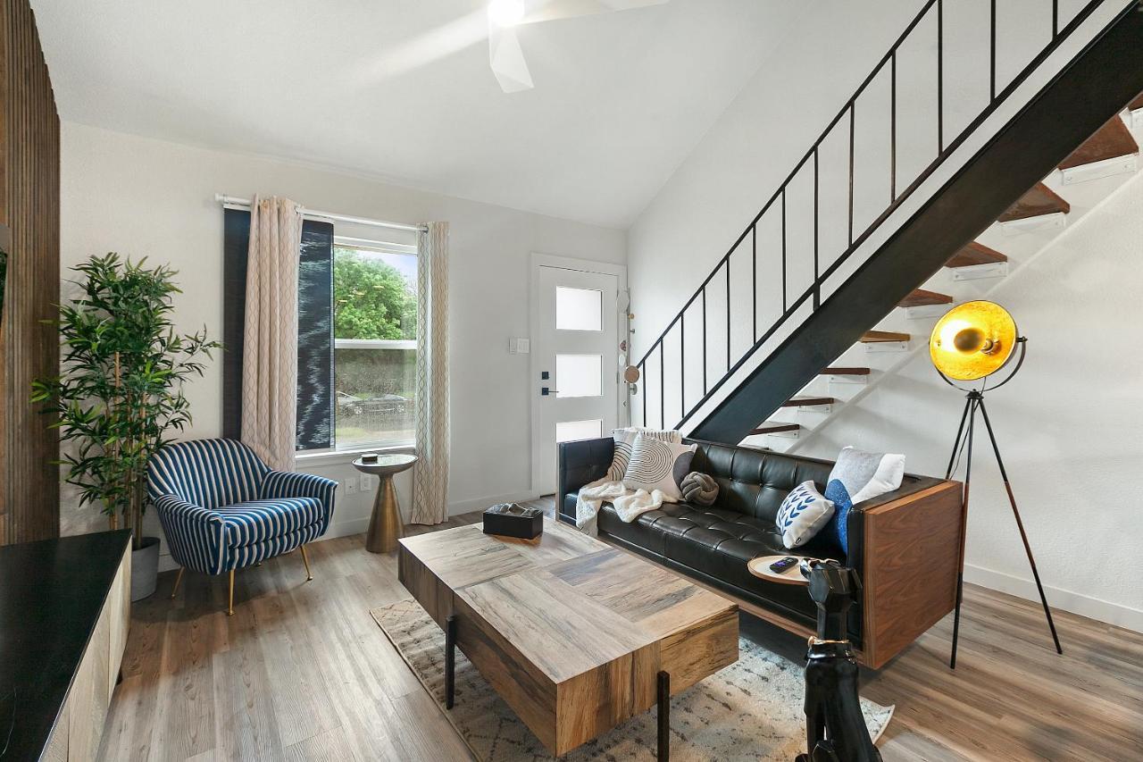 Contemporary Couples Getaway Near Austin Favorites - Loft 21 Apartment Bagian luar foto