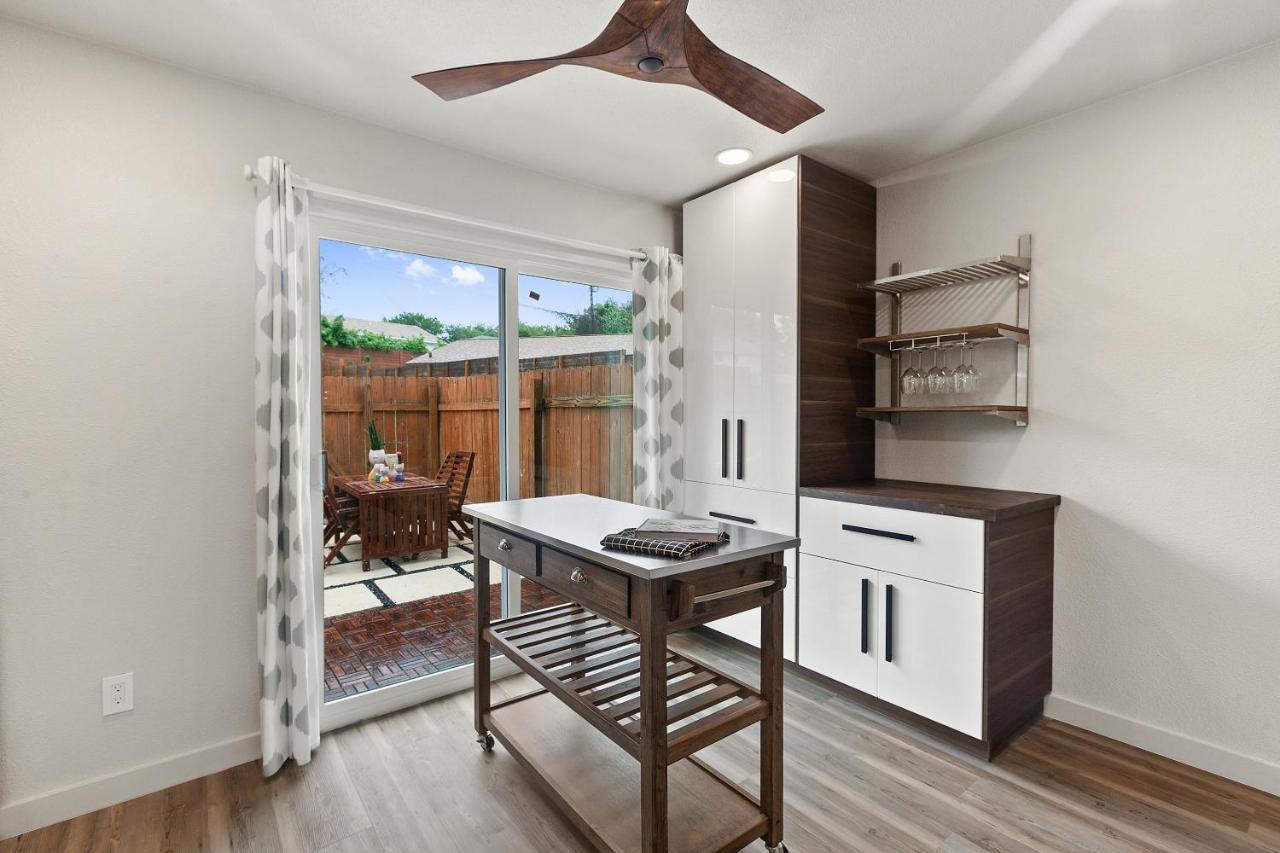 Contemporary Couples Getaway Near Austin Favorites - Loft 21 Apartment Bagian luar foto