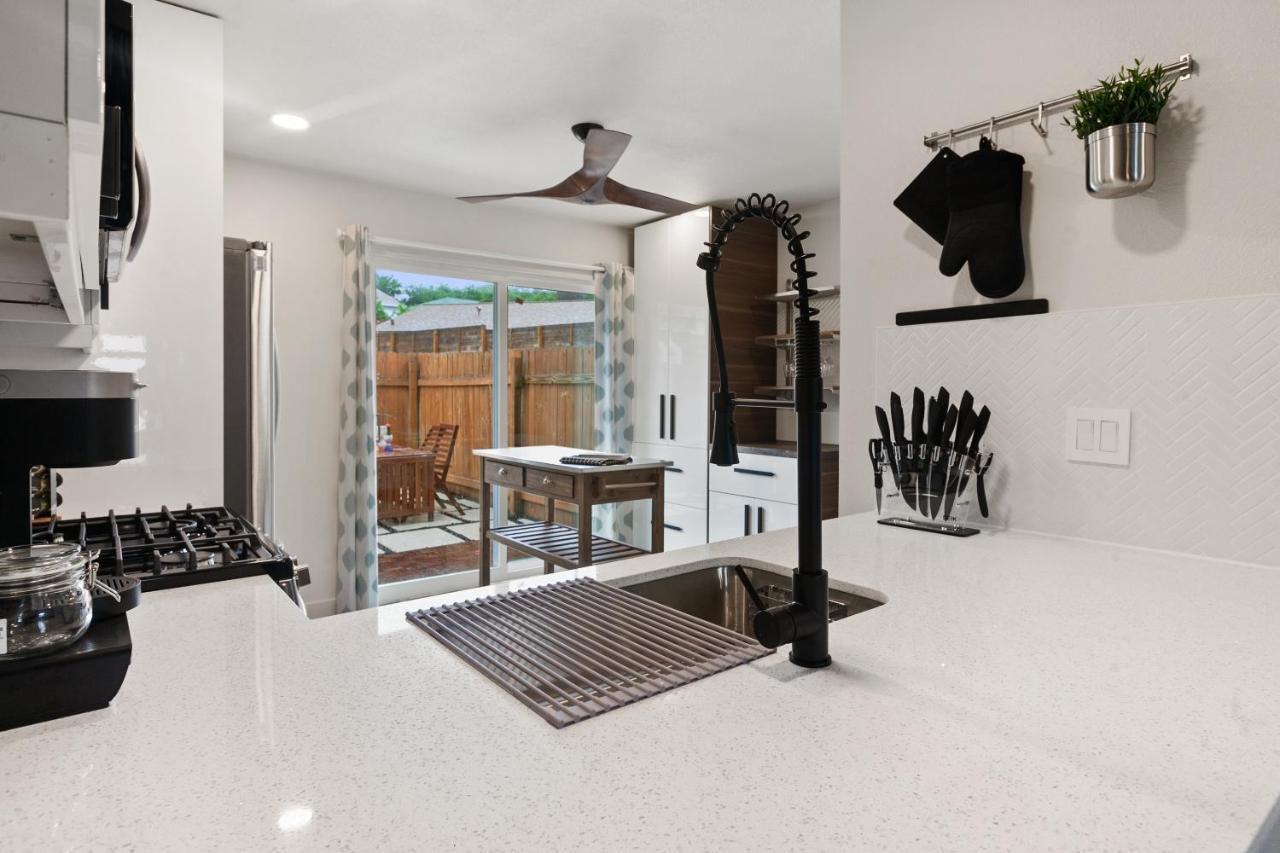 Contemporary Couples Getaway Near Austin Favorites - Loft 21 Apartment Bagian luar foto
