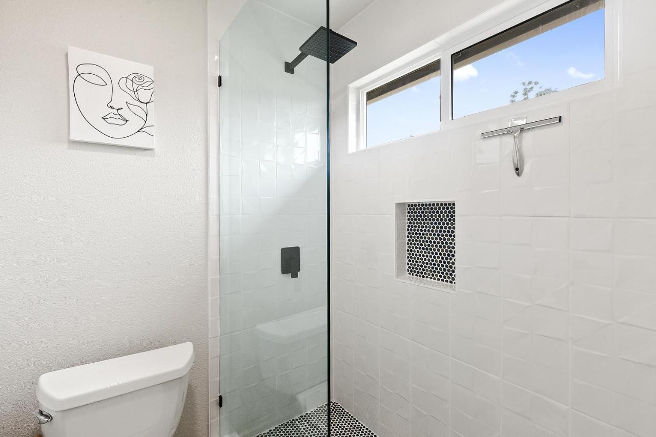 Contemporary Couples Getaway Near Austin Favorites - Loft 21 Apartment Bagian luar foto