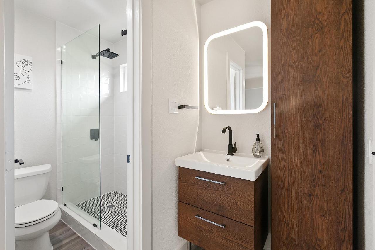 Contemporary Couples Getaway Near Austin Favorites - Loft 21 Apartment Bagian luar foto