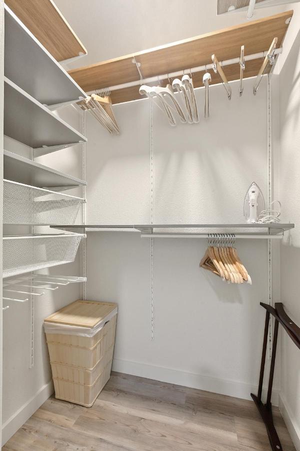 Contemporary Couples Getaway Near Austin Favorites - Loft 21 Apartment Bagian luar foto